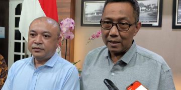 Tokoh sepakbola Kendal Rusmono Rudi Nuryawan (kanan) dan mantan Manajer Persik Kendal Agung Buwono. (Arvian Maulana/Harianmuria.com)