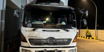 Truk Hino B 9013 JXR terparkir di kompleks PT Charoen Pokphand Salatiga usai kejadian kecelakaan, Jumat, 13 Juni 2025. (Dok. Polres Salatiga/Harianmuria.com)