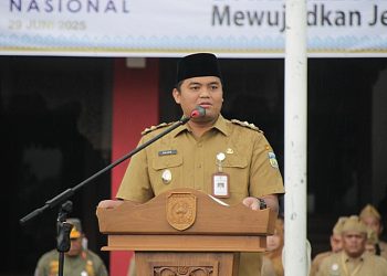 Wakil Bupati Jepara M Ibnu Hajar (Gus Hajar) memimpin upacara peringatan Hari Keluarga Nasional Ke-32 di Halaman Kantor Bupati Jepara, Senin, 30 Juni 2025. (Tomi Budianto/Harianmuria.com)