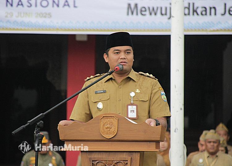 Wakil Bupati Jepara M Ibnu Hajar (Gus Hajar) memimpin upacara peringatan Hari Keluarga Nasional Ke-32 di Halaman Kantor Bupati Jepara, Senin, 30 Juni 2025. (Tomi Budianto/Harianmuria.com)
