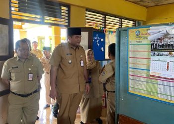 Wakil Bupati Jepara M Ibnu Hajar (Gus Hajar) melakukan tinjauan langsung ke SD Negeri 3 Kaliombo, Kecamatan Pecangaan, Jepara, Senin, 23 Juni 2025. (Tomi Budianto/Harianmuria.com)