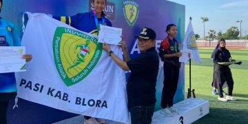Wakil Bupati Pati Risma Ardhi Chandra menyerahkan piagam kepada atlet juara asal Blora dalam Kejuaraan Atletik Kelompok Umur (KU) 2025 yang digelar di Stadion Joyokusumo, Sabtu, 28 Juni 2025. (Setyo Nugroho/Harianmuria.com)