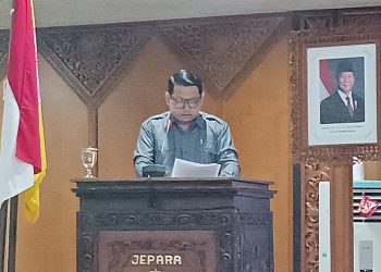 Wakil Ketua DPRD Jepara, Arizal Wahyu Hidayat menyampaikan laporan Badan Anggaran terkait pembahasan APBD Tahun Anggaran 2025. (Tomi Budianto/Harianmuria.com)
