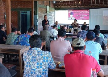 Wakil Ketua DPRD Jepara Junarso menjadi narasumber dalam kegiatan diskusi pangan keluarga di Cafe Rolet Desa Kelet, Kecamatan Keling, Kabupaten Jepara, pada Kamis, 26 Juni 2025. (Tomi Budianto/Harianmuria.com)