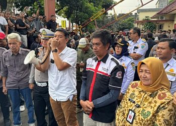 Wakil Ketua DPRD Kota Salatiga Saiful Mashud berdialog dengan perwakilan pengemudi truk yang memprotes aturan ODOL, Kamis, 19 Juni 2025. (Dok. DPRD Salatiga/Harianmuria.com)
