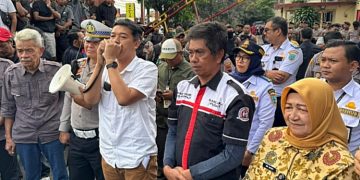 Wakil Ketua DPRD Kota Salatiga Saiful Mashud berdialog dengan perwakilan pengemudi truk yang memprotes aturan ODOL, Kamis, 19 Juni 2025. (Dok. DPRD Salatiga/Harianmuria.com)