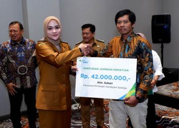 Wakil Wali Kota Salatiga Nina Agustin secara simbolis memberikan santunan jaminan kematian kepada salah ahli waris peserta BPJS Ketenagakerjaan, Selasa, 24 Juni 2025. (Dok. Setda Salatiga/Harianmuria.com)