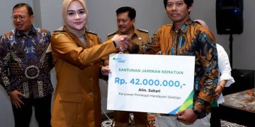 Wakil Wali Kota Salatiga Nina Agustin secara simbolis memberikan santunan jaminan kematian kepada salah ahli waris peserta BPJS Ketenagakerjaan, Selasa, 24 Juni 2025. (Dok. Setda Salatiga/Harianmuria.com)