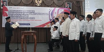 Wali Kota Pekalongan Afzan Arslan Djunaid melantik Pengurus FKUB Kota Pekalongan 2025–2030 di Aula KPU Kota Pekalongan, Rabu, 25 Juni 2025. (Fahri Akbar/Harianmuria.com)