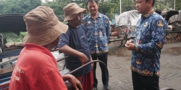 Wali Kota Pekalongan Afzan Arslan Djunaid berdialog langsung dengan para tukang becak di Kantor Dishub Kota Pekalongan, Selasa, 17 Juni 2025. (Fahri Akbar/Harianmuria.com)