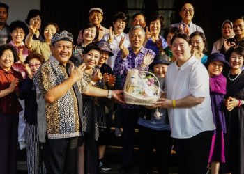 Wali Kota Salatiga Robby Hernawan bertukar cendera mata mata dengan delegasi Korea Selatan yang berkunjung ke di Rumah Dinas Wali Kota Salatiga, Rabu, 25 Juni 2025. (Dok. Setda Salatiga/Harianmuria.com)