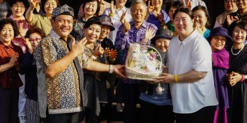 Wali Kota Salatiga Robby Hernawan bertukar cendera mata mata dengan delegasi Korea Selatan yang berkunjung ke di Rumah Dinas Wali Kota Salatiga, Rabu, 25 Juni 2025. (Dok. Setda Salatiga/Harianmuria.com)
