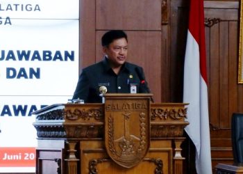 Wali Kota Salatiga Robby Hernawan memaparkan langkah pemetaan pengelolaan pendapatan daerah saat rapat paripurna penyampaian Raperda Pertanggungjawaban Pelaksanaan APBD 2024, di DPRD Salatiga, Senin, 16 Juni 2025. (Dok. Setda Salatiga/Harianmuria.com)
