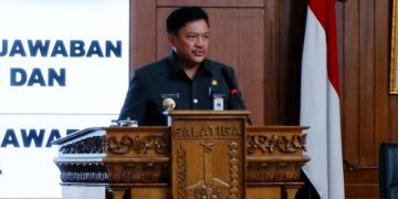 Wali Kota Salatiga Robby Hernawan memaparkan langkah pemetaan pengelolaan pendapatan daerah saat rapat paripurna penyampaian Raperda Pertanggungjawaban Pelaksanaan APBD 2024, di DPRD Salatiga, Senin, 16 Juni 2025. (Dok. Setda Salatiga/Harianmuria.com)