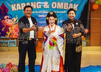 Wali Kota Salatiga Robby Hernawan memberikan apresiasi kepada perwakilan delegasi Korea Selatan yang menampilkan budayanya di Pesta Keakraban dan Tukar Budaya Indonesia-Korea di GBI Jemaat Hidup Baru, Jumat malam, 27 Juni 2025. (Dok. Setda Salatiga/Harianmuria.com)