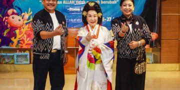 Wali Kota Salatiga Robby Hernawan memberikan apresiasi kepada perwakilan delegasi Korea Selatan yang menampilkan budayanya di Pesta Keakraban dan Tukar Budaya Indonesia-Korea di GBI Jemaat Hidup Baru, Jumat malam, 27 Juni 2025. (Dok. Setda Salatiga/Harianmuria.com)