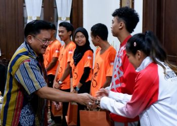 Wali Kota Salatiga Robby Hernawan menyambut kedatangan sejumlah atlet yang berkunjung ke rumah dinasnya, Jumat, 13 Juni 2025. (Dok. Setda Salatiga/Harianmuria.com)
