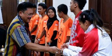 Wali Kota Salatiga Robby Hernawan menyambut kedatangan sejumlah atlet yang berkunjung ke rumah dinasnya, Jumat, 13 Juni 2025. (Dok. Setda Salatiga/Harianmuria.com)
