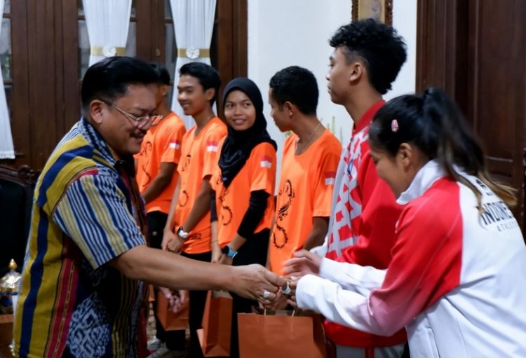 Wali Kota Salatiga Robby Hernawan menyambut kedatangan sejumlah atlet yang berkunjung ke rumah dinasnya, Jumat, 13 Juni 2025. (Dok. Setda Salatiga/Harianmuria.com)