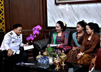 Pengurus Wanita Bersanggul Indonesia (WBI) DPD Salatiga memperkenalkan sanggul dan kebaya khas Salatiga kepada Wali Kota Robby Hernawan di Kantor Pemkot, Rabu, 18 Juni 2025. (Dok. Setda Salatiga)