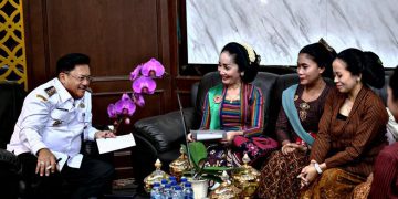 Pengurus Wanita Bersanggul Indonesia (WBI) DPD Salatiga memperkenalkan sanggul dan kebaya khas Salatiga kepada Wali Kota Robby Hernawan di Kantor Pemkot, Rabu, 18 Juni 2025. (Dok. Setda Salatiga)