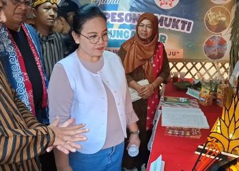 Wali Kota Semarang Agustus Wilujeng Pramestuti meninjau stan di Jambore Pokdarwis 2025 di Taman Sleko pada Minggu, 22 Juni 2025. (Syahril Muadz/Harianmuria.com)