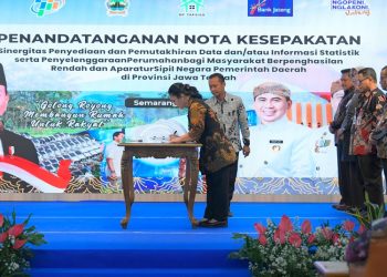 Wali Kota Semarang Agustina Wilujeng Pramestuti menandatangani nota kesepahaman bersama Pemprov Jateng dan Kementerian PKP, di Gedung Gradhika Bhakti Praja, Kota Semarang, pada Jumat, 20 Juni 2025. (Dok. Pemkot Semarang/Harianmuria.com)