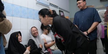 Wali Kota Semarang Agustina Wilujeng Pramestuti berdialog dengan warga saat mengecek layanan kesehatan di Puskesmas Kedungmundu, Kota Semarang. (Dok. Pemkot Semarang/Harianmuria.com)