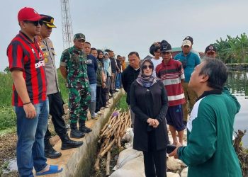 Wali Kota Pekalongan Afzan Arslan Djunaid dan Wakil Wali Kota Balgis Diab meninjau langsung lokasi jebolnya tanggul Sungai Bremi di Kelurahan Pasirkratonkramat, Minggu, 1 Juni 2025. (Fahri Akbar/Harianmuria.com)