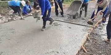 Tangkapan layar video: Warga Bageng dan Klakah bergotong-royong melakukan pengecoran jalan, Senin, 30 Juni 2025. (Tangkapan layar video/Harianmuria.com)