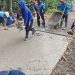 Tangkapan layar video: Warga Bageng dan Klakah bergotong-royong melakukan pengecoran jalan, Senin, 30 Juni 2025. (Tangkapan layar video/Harianmuria.com)