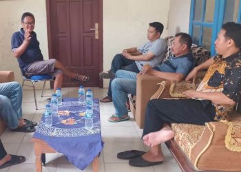 Sejumlah warga Desa Kalijoyo mendatangi balai desa setempat untuk menyampaikan keresahan terkait isu pembangunan TPST di wilayah mereka, Selasa, 10 Juni 2025. (Fahri Akbar/Harianmuria.com)
