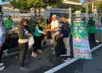 Masyarakat menukar sampah botol plastik dengan satu tanaman pada kegiatan Car Free Day di kawasan kota Blora, Minggu, 29 Juni 2025. (Dok. DLH Blora/Harianmuria.com)