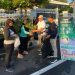 Masyarakat menukar sampah botol plastik dengan satu tanaman pada kegiatan Car Free Day di kawasan kota Blora, Minggu, 29 Juni 2025. (Dok. DLH Blora/Harianmuria.com)