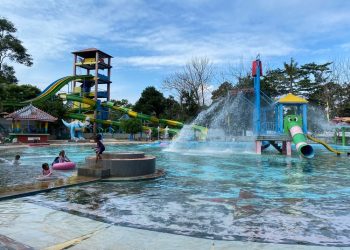 Pengunjung bermain wahana kolam pantai di Waterpark Mulia Wisata, Kudus. (Nisa HS/Harianmuria.com)