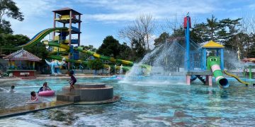 Pengunjung bermain wahana kolam pantai di Waterpark Mulia Wisata, Kudus. (Nisa HS/Harianmuria.com)
