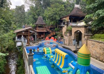 Wisatawan bermain di kolam renang Bukit Karetan, Kudus. (Nisa HS/Harianmuria.com)