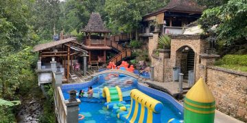 Wisatawan bermain di kolam renang Bukit Karetan, Kudus. (Nisa HS/Harianmuria.com)