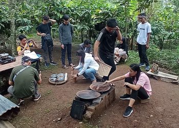 Wisatawan mengikuti wisata edukasi kopi di Desa Wisata Japan, Kudus. (Nisa HS/Harianmuria.com)