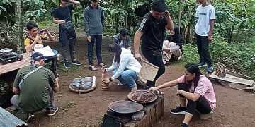 Wisatawan mengikuti wisata edukasi kopi di Desa Wisata Japan, Kudus. (Nisa HS/Harianmuria.com)