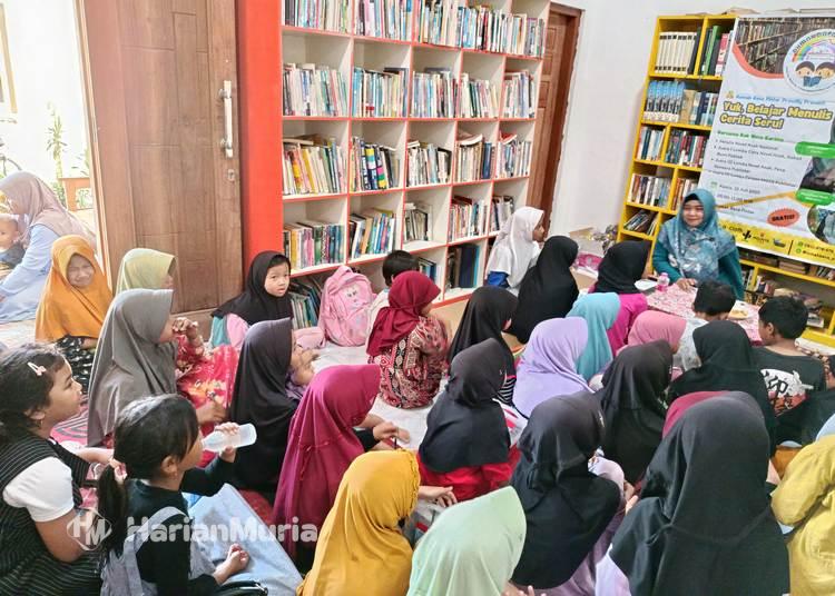 42 Anak di Pekalongan Belajar Menulis Cerita Bareng Novelis Rima Karima 2 Anak-anak menyimak materi menulis cerita seru yang disampaikan novelis Rima Karima.