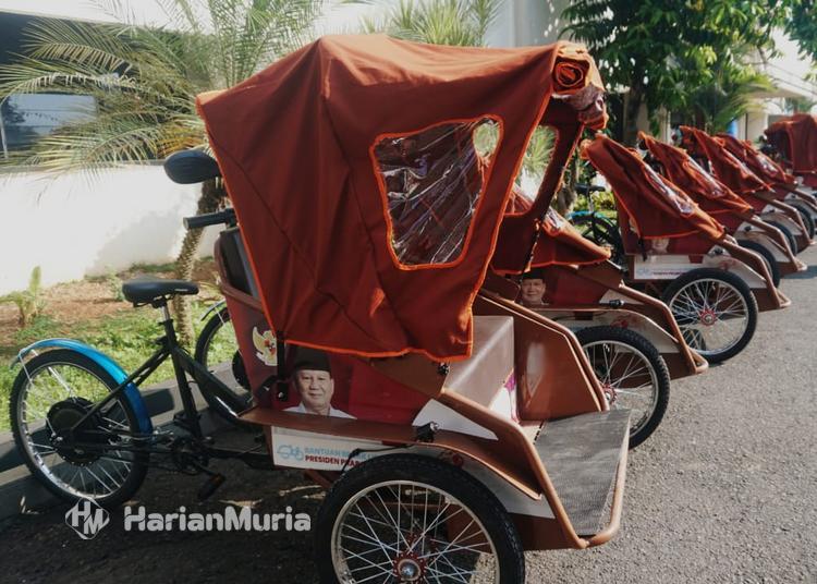 Presiden Prabowo beri bantuan becak gratis untuk tukang becak sepuh murni dari dana pribadi.