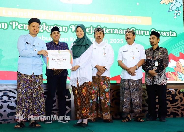 HKGS 2025 Diluncurkan, 9.020 Guru Swasta di Kudus Terima Bantuan Rp1 Juta 2 Guru swasta terima bantuan Rp1 juta.