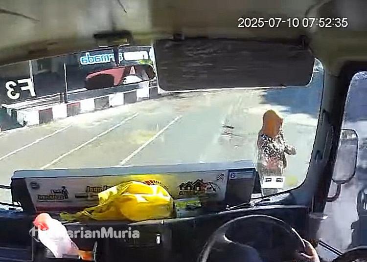 Tragis! ASN Tewas Ditabrak Feeder Trans Semarang, Sopir Terancam Dipecat 2 ASN tewas tertabrak mikrobus feeder Trans Semarang.