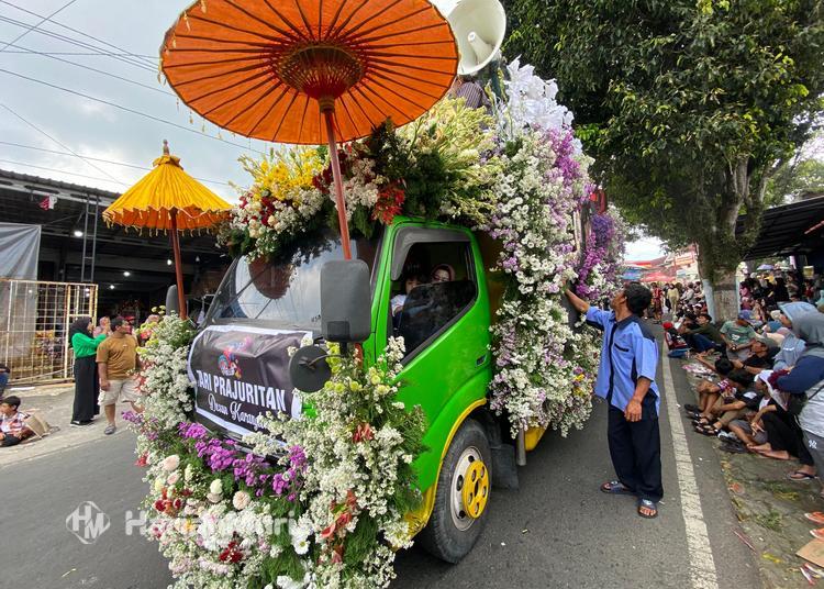 Festival Bunga Bandungan Dongkrak Ekonomi Kreatif dan Wisata Kabupaten Semarang 2 Festival Bunga Bandungan diikuti oleh 25 peserta dari 17 dusun.