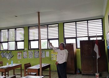 SD di Blora menghadapi kondisi parah dengan ruang kelas yang menjadi sarang kelelawar dan plafon ambrol.