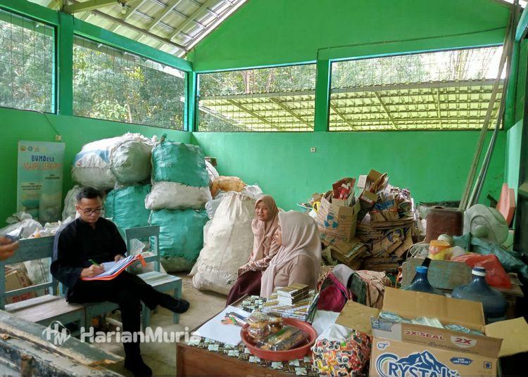 Inovasi Hebat! Desa Ngampel Blora Ubah Sampah Jadi Tabungan Emas Puluhan Juta Rupiah 2 Warga Desa Ngampel Blora mengonversi sampah anorganik jadi tabungan emas.