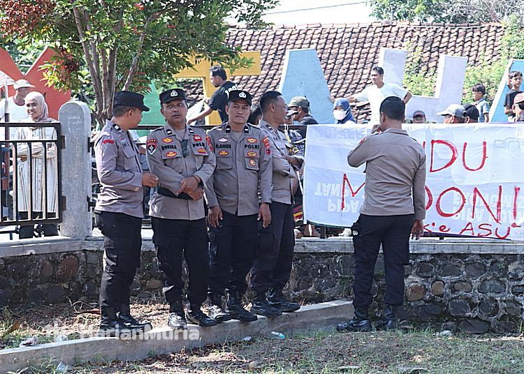 Sekdes Sijambe Pekalongan Resmi Diberhentikan, Kades Teken Surat Usai Desakan Warga 2 Polisi menjaga Balai Desa Sijambe tempat warga menuntut pencopotan Sekdes.
