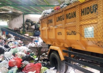 Satu unit truk Dinas Lingkungan Hidup Salatiga memuat sampah di TPS3R Bulu, Tegalrejo, Argomulyo. (Dok. warga/Harianmuria.com)