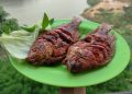 Ikan bakar khas Bendungan Logung, disajikan dengan latar panorama perbukitan dan telaga yang memanjakan mata.